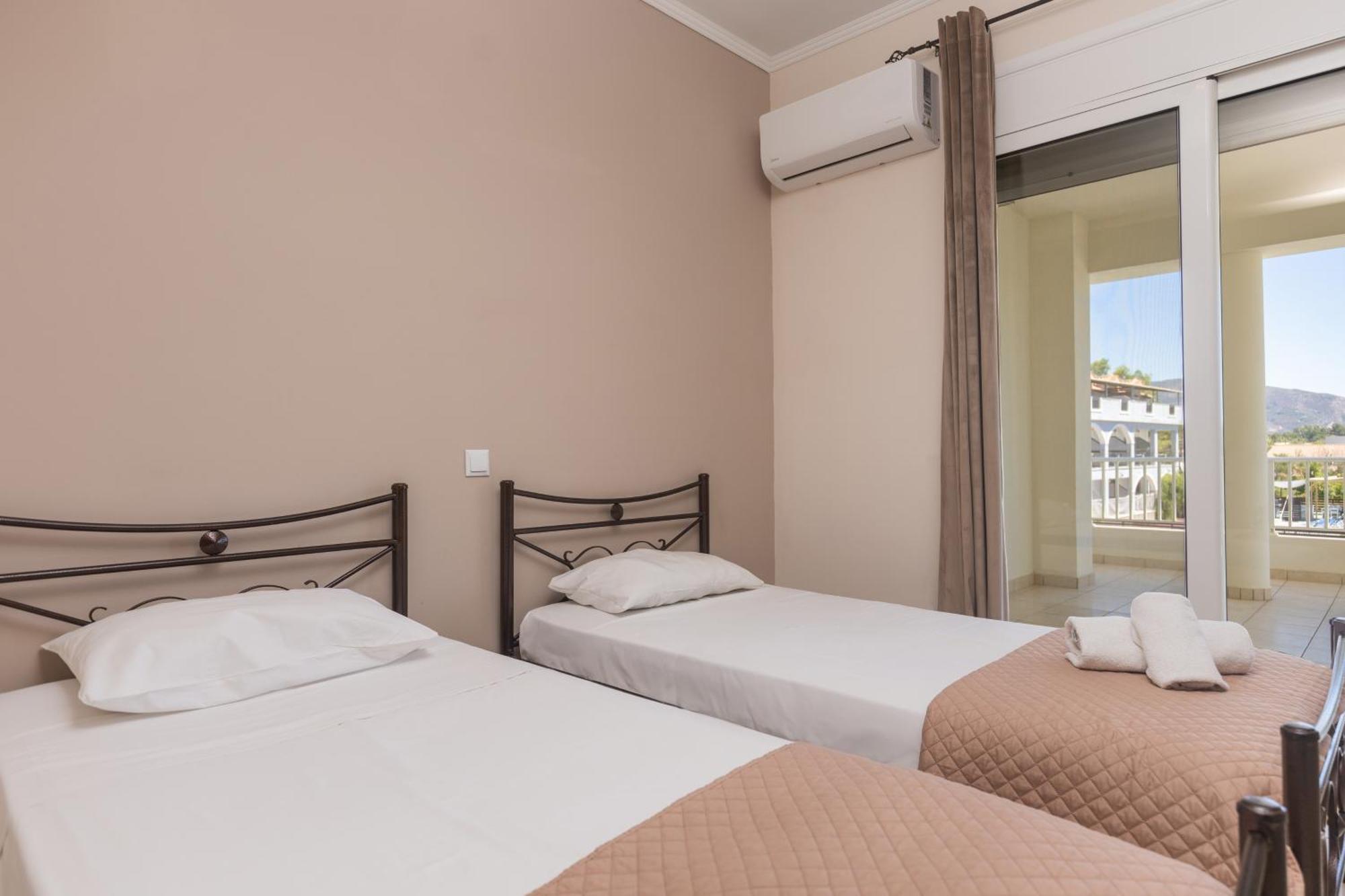 Dennis And Tanya Villas لاغاناس المظهر الخارجي الصورة